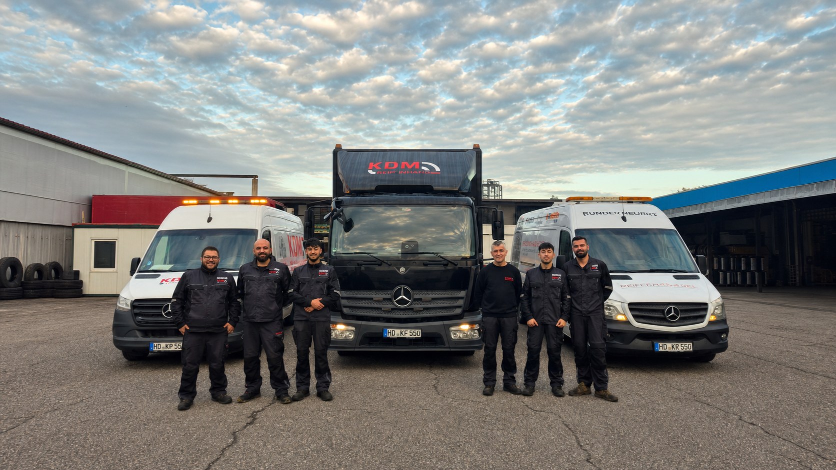 Das KDM Team vor drei Reifenservice-Fahrzeugen